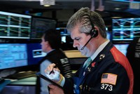 Giới đầu tư gia tăng áp lực bán cổ phiếu